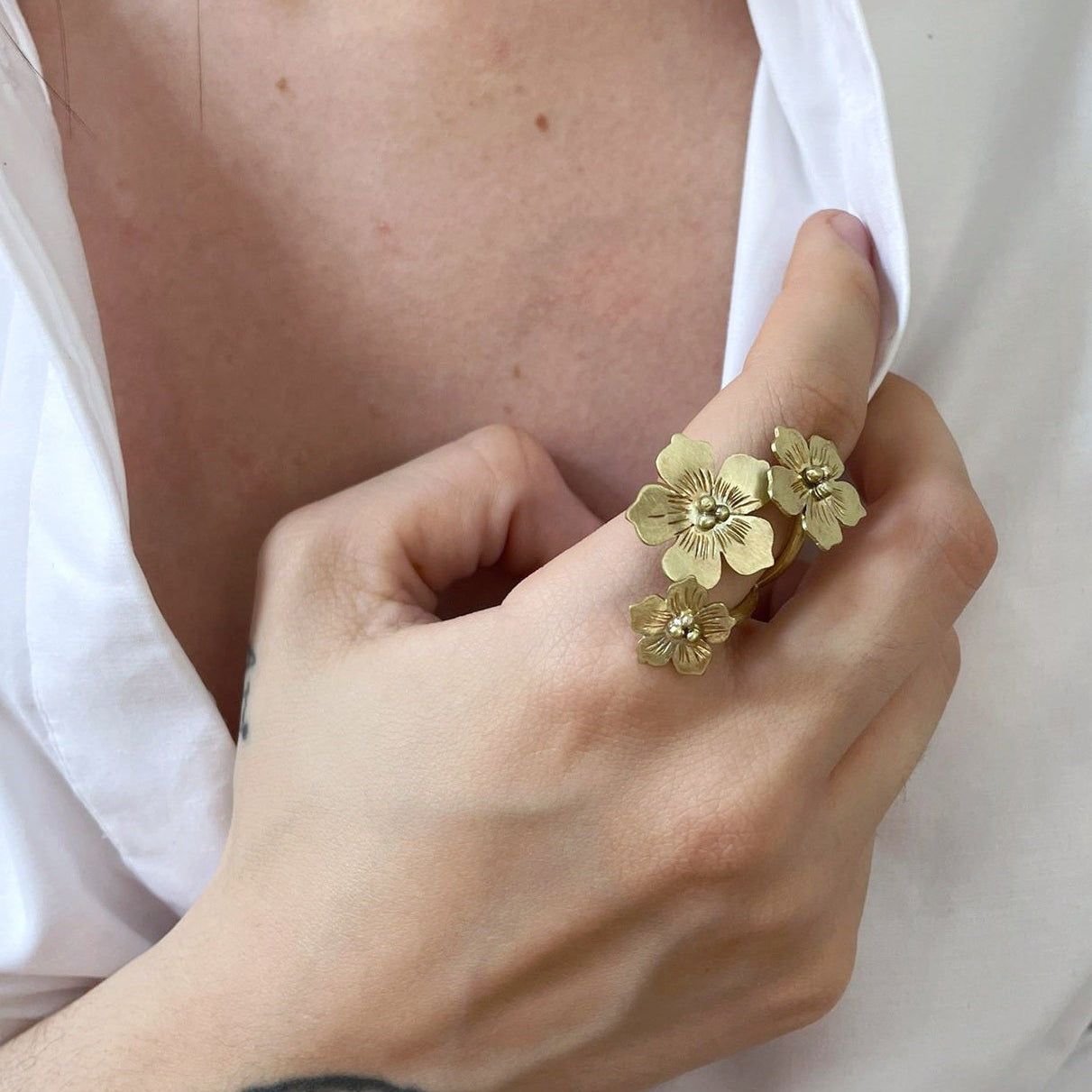 Anillo Floreciendo Tres Flores ajustable
