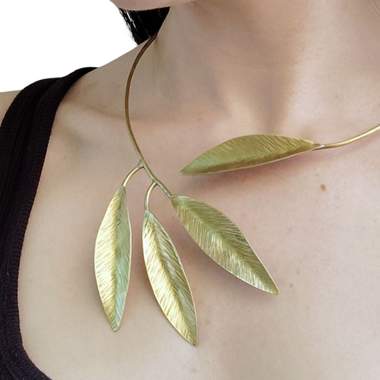 Gargantilla Rígida Cuatro Hojas Oliva